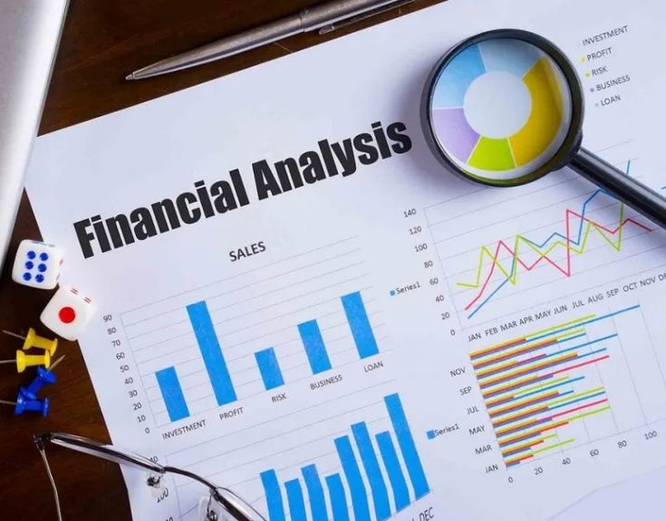 Análisis financiero profesional con gráficos y datos para evaluar inversiones y estrategias de gestión de capital.